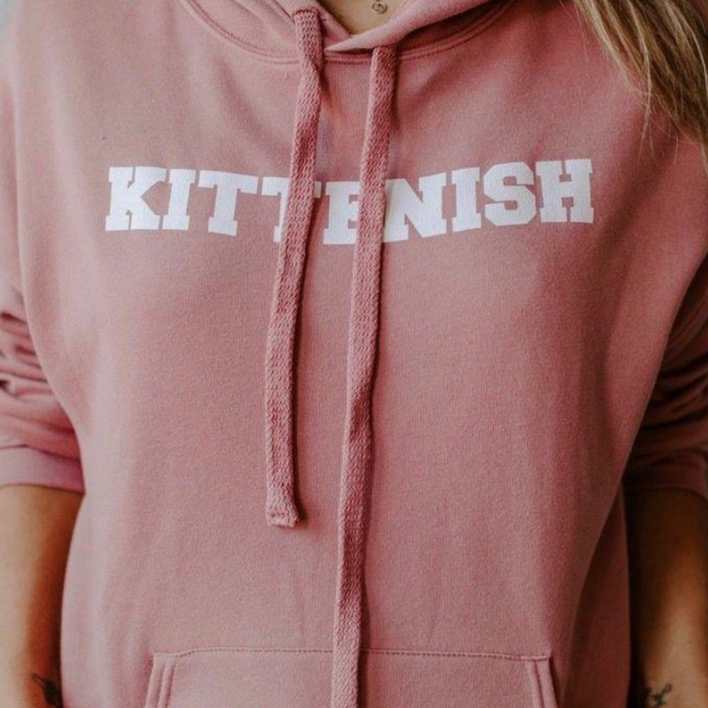 KITTENISH VARSITY LETTER HOODIE IN MAUVE